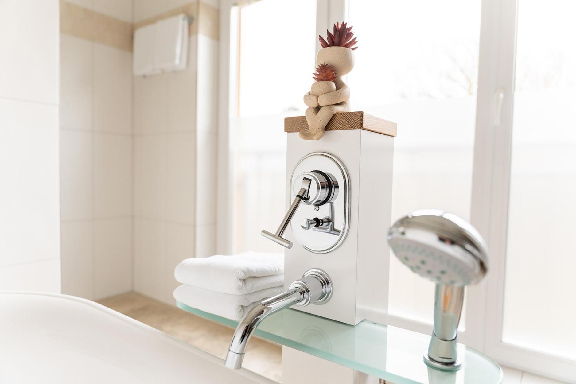 Hotel Vier Jahreszeiten Therme & Kliniken Bad Krozingen Naehe Freiburg & Schwarzwald Ideal Fuer Wellness Kur & Business Ausfluege 24H Check In- Wlan & Parken Gratis Eksteriør billede